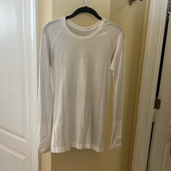 Like New! Lululemon swiftly tech - Picture 2 of 5